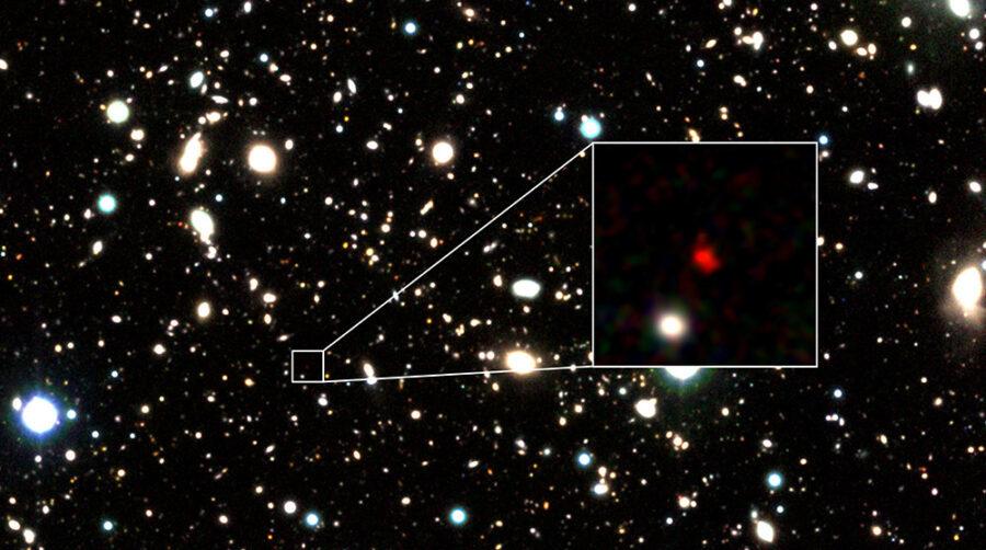 Image d'étoiles et de galaxies, dont une est mise en évidence